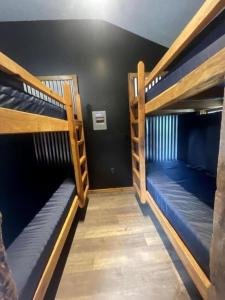 Postel nebo postele na pokoji v ubytování Explore the Beautiful Nature Surrounding this Cabin in Indiana