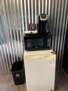 Kuchyň nebo kuchyňský kout v ubytování Explore the Beautiful Nature Surrounding this Cabin in Indiana