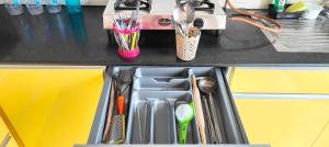 诺伊达An Artist's Paradise的水槽里堆满了碗碟和餐具