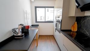 Η κουζίνα ή μικρή κουζίνα στο New Central and luxury In Jardins de Carthage +7 φωτογραφίες