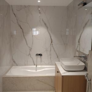 Un baño blanco con bañera y lavabo. en Zuke Garden & Resort, en Purulia