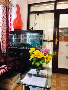 ウーティにあるooty-mystique innの部屋のガラステーブルに飾られた花瓶