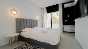 El HaouachAurora La Marsa Jacuzzi – Modernité Charme的一间卧室，床上有两只毛绒玩具