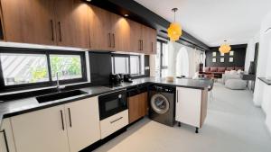 El HaouachAurora La Marsa Jacuzzi – Modernité Charme的带水槽和洗碗机的厨房