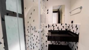 El HaouachAurora La Marsa Jacuzzi – Modernité Charme的带水槽和淋浴的浴室