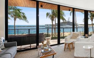 パーム・ビーチ・ショアーズにあるCozy Three-Bedroom Waterfront Apartment with Scenic Viewsの海の見えるリビングルーム