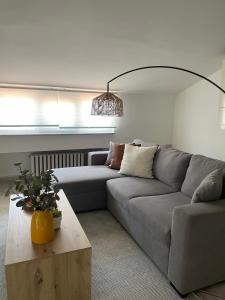 a living room with a couch and a table at Atika Appartamento Relax a 10 min da Benevento in Benevento