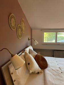 a bedroom with a bed with a lamp and a window at Atika Appartamento Relax a 10 min da Benevento in Benevento