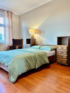 ein Schlafzimmer mit einem Bett, einem Schreibtisch und einem Stuhl in der Unterkunft Kawka i herbatka in Zielona Góra