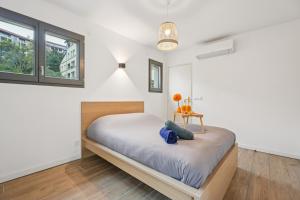 um quarto com paredes brancas e uma cama grande em " Casa Nova " Cosy et calme en hypercentre em Lyon