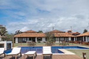 Casa em Buzios Proxima da Praia - BRD2 في بوزيوس: فيلا مع مسبح ومنتجع