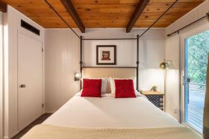 Voodi või voodid majutusasutuse Treetop Lodge - 2 Homes on one Property! toas