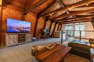 Televiisor ja/või meelelahutuskeskus majutusasutuses Treetop Lodge - 2 Homes on one Property!