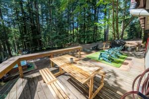 Aed väljaspool majutusasutust Treetop Lodge - 2 Homes on one Property!