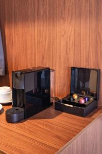 deux écrans d'ordinateur assis au-dessus d'un compteur dans l'établissement Intercity São Paulo Paulista, à São Paulo