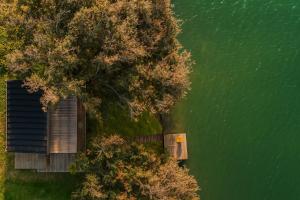 瓜塔佩La Pausa Hotelbistro的从高处俯瞰湖岸边的一栋房子