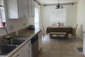 Kuchyň nebo kuchyňský kout v ubytování Cozy Private Room in Peaceful Milton + 3 fotografie