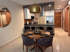 a kitchen and dining room with a wooden table and chairs at Alojamiento de Lujo a Pie de Playa By GPSRentas in Isla Venados