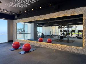 a gym with red exercise balls in front of a mirror at Alojamiento de Lujo a Pie de Playa By GPSRentas in Isla Venados