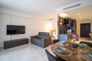 TV/trung tâm giải trí tại Mercury Suite by Zaha Hadid Including Pool Access