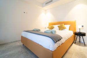 Giường trong phòng chung tại Mercury Suite by Zaha Hadid Including Pool Access +30 ảnh