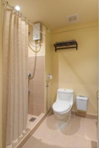 Un baño con inodoro y ducha en Marie Home Studio - Stylish Condo IT Park, en Cebú