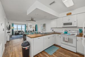 Η κουζίνα ή μικρή κουζίνα στο Stay awhile Immaculate Oceanfront Condo, great location, Unbeatable Views, Seasonal Pool