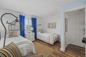 Ένα ή περισσότερα κρεβάτια σε δωμάτιο στο Stay awhile Immaculate Oceanfront Condo, great location, Unbeatable Views, Seasonal Pool