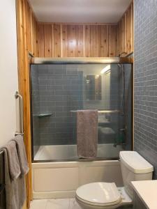 Ένα μπάνιο στο 3 Large Bedrooms Fireplace Spacious +15 φωτογραφίες