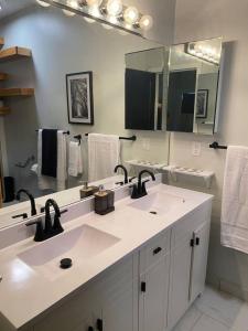 Ένα μπάνιο στο 3 Large Bedrooms Fireplace Spacious