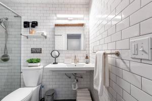 O baie la The A-Frame +29 fotografii