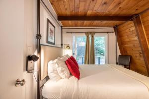 Un pat sau paturi într-o cameră la The A-Frame