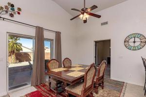 ein Esszimmer mit einem Tisch und einem Deckenventilator in der Unterkunft Large house for entire family in Mesquite Creek
