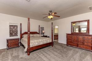 ein Schlafzimmer mit einem Bett und einem Deckenventilator in der Unterkunft Large house for entire family in Mesquite Creek
