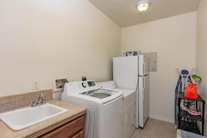 eine Küche mit einer Waschmaschine und einem Kühlschrank in der Unterkunft Large house for entire family in Mesquite Creek