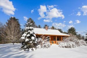 Aspen's Run: 3 br log cabin, wood stove, deck, firepit, window a/c by Stowe Country Homes v zimě