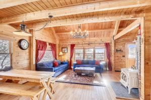 Posezení v ubytování Aspen's Run: 3 br log cabin, wood stove, deck, firepit, window a/c by Stowe Country Homes