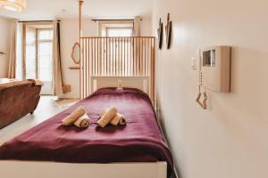 een slaapkamer met een bed met twee kussens erop bij Le Cocon Carmel by CozyLife in Niort