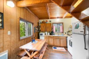Kuchyň nebo kuchyňský kout v ubytování Downtown pet friendly wood cabin