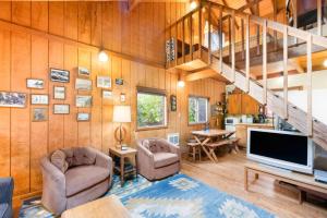 TV a/nebo společenská místnost v ubytování Downtown pet friendly wood cabin