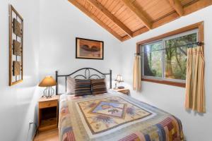 Postel nebo postele na pokoji v ubytování Downtown pet friendly wood cabin