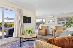 Μια τηλεόραση ή/και κέντρο ψυχαγωγίας στο Mere Magic with Water Views near town and lake front