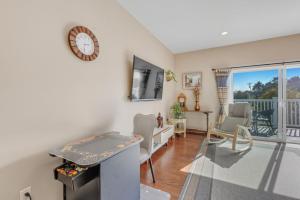 TV a/nebo společenská místnost v ubytování Lake Marie Lodge