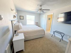 ein Schlafzimmer mit einem Bett und einem Deckenventilator in der Unterkunft 2 Bedroom Condo in the Heart of Rockaway Beach in Rockaway Beach