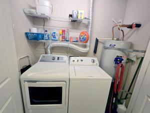 eine kleine Küche mit einem Herd und einer Waschmaschine in der Unterkunft 2 Bedroom Condo in the Heart of Rockaway Beach in Rockaway Beach