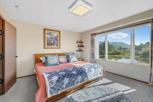 En eller flere senge i et værelse på Lake Marie Lodge