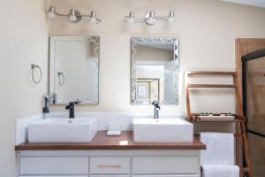 Koupelna v ubytování Tenmile Lakeview Hideaway + 27 fotografií