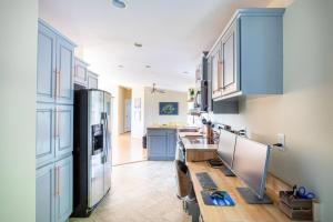 Kuchyň nebo kuchyňský kout v ubytování Tenmile Lakeview Hideaway