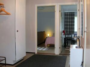 une pièce avec une porte ouverte sur une pièce avec une table dans l'établissement Convenient Apartment for 3 in Varissuo, à Littoinen 1 autre photo