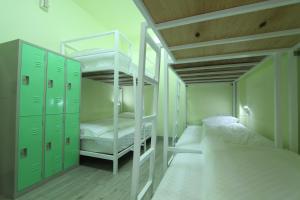 Двухъярусная кровать или двухъярусные кровати в номере Heyyo Hostel